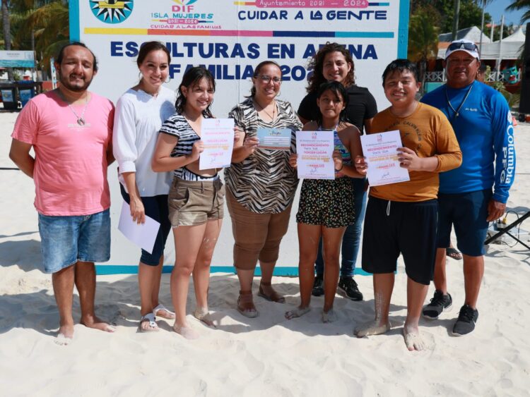 Realiza el DIF de Isla Mujeres Concurso de Esculturas de Arena por el Día de la Familia