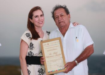 Preside Atenea Gómez el 506 aniversario del descubrimiento de Isla Mujeres