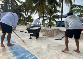 Se recupera el arenal en Playa Centro de Isla Mujeres