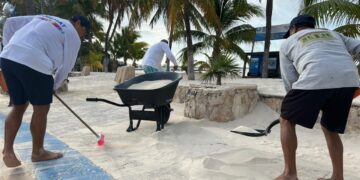 Se recupera el arenal en Playa Centro de Isla Mujeres