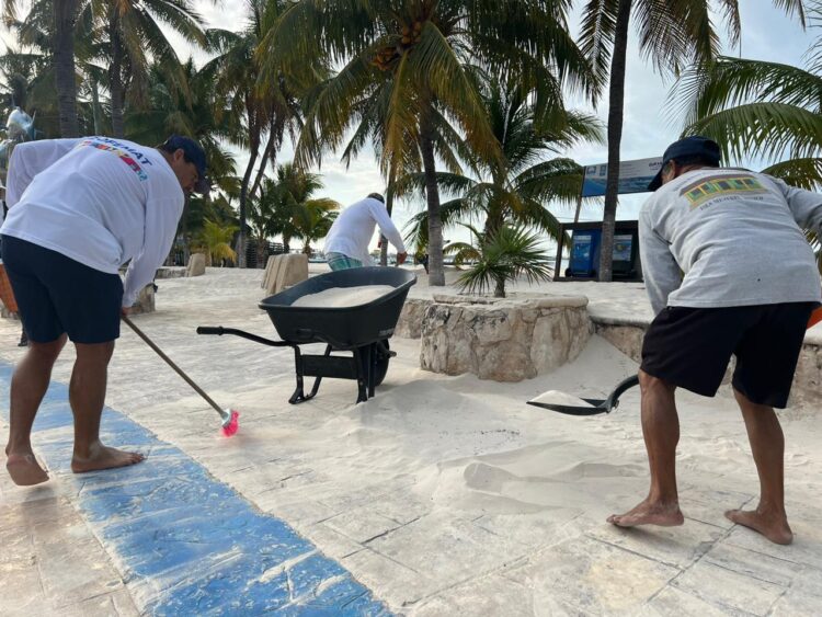 Se recupera el arenal en Playa Centro de Isla Mujeres