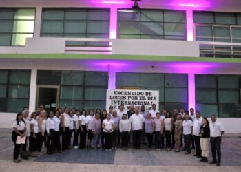 Con motivo del Día Internacional de la Mujer iluminan el palacio municipal de Puerto Morelos