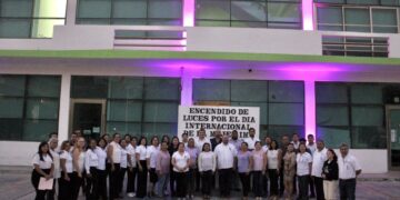 Con motivo del Día Internacional de la Mujer iluminan el palacio municipal de Puerto Morelos