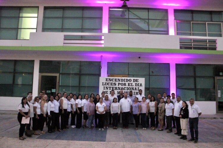 Con motivo del Día Internacional de la Mujer iluminan el palacio municipal de Puerto Morelos