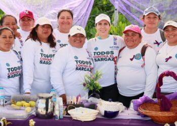 Reconoce Atenea Gómez labor de mujeres que mantienen limpias las playas de Isla Mujeres