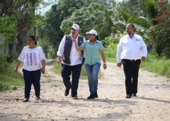 Blanca Merari escucha solicitudes de vecinos de Leona Vicario