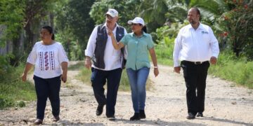 Blanca Merari escucha solicitudes de vecinos de Leona Vicario