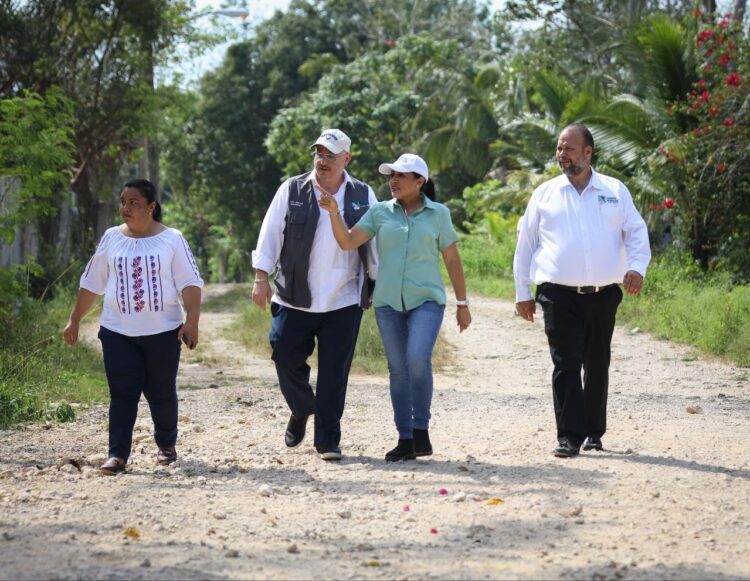 Blanca Merari escucha solicitudes de vecinos de Leona Vicario