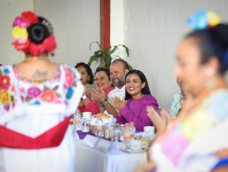 Blanca Merari convive con mujeres croquistas de Puerto Morelos