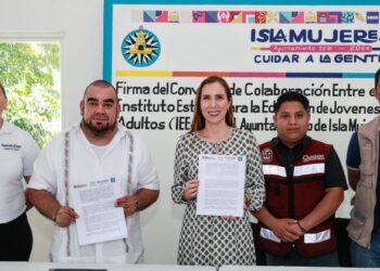 Firma Atenea Gómez convenio para impulsar educación entre jóvenes y adultos en Isla Mujeres