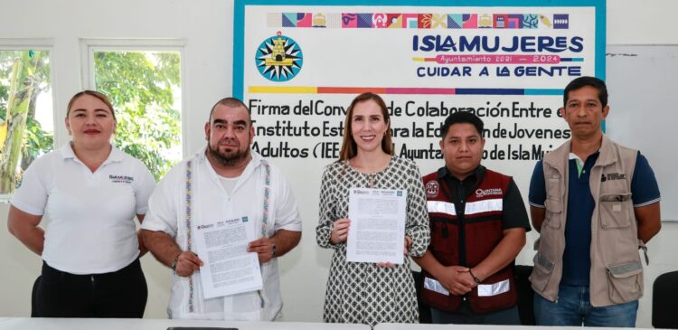 Firma Atenea Gómez convenio para impulsar educación entre jóvenes y adultos en Isla Mujeres