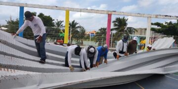 Retiran techo del domo deportivo en parque "Las Hormigas Obreras" en Isla Mujeres