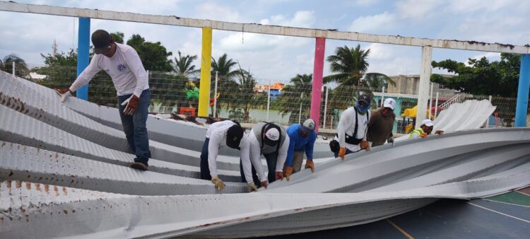 Retiran techo del domo deportivo en parque "Las Hormigas Obreras" en Isla Mujeres