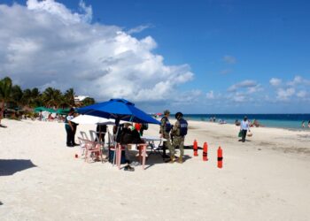 Refuerzan vigilancia en playas de Puerto Morelos por fin de semana largo