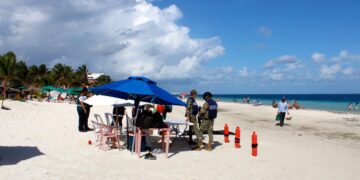 Refuerzan vigilancia en playas de Puerto Morelos por fin de semana largo