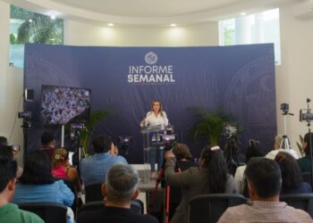 Lili Campos hace cumplir a Aguakan en Playa del Carmen