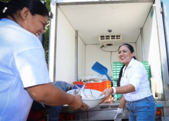 Blanca Merari distribuye una tonelada de pescado donado para familias de Leona Vicario
