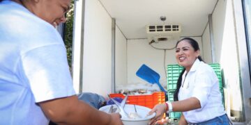 Blanca Merari distribuye una tonelada de pescado donado para familias de Leona Vicario