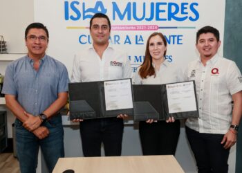 Firma Atenea Gómez convenio entre el Icatqroo y el municipio de Isla Mujeres