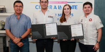 Firma Atenea Gómez convenio entre el Icatqroo y el municipio de Isla Mujeres