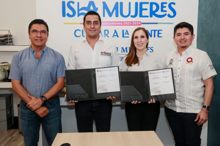 Firma Atenea Gómez convenio entre el Icatqroo y el municipio de Isla Mujeres