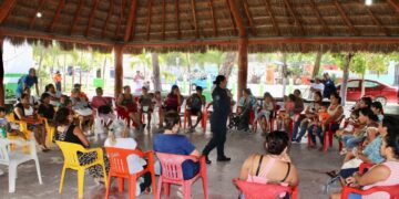 Seguridad Pública de Puerto Morelos imparte pláticas a mujeres a través del grupo Geavig