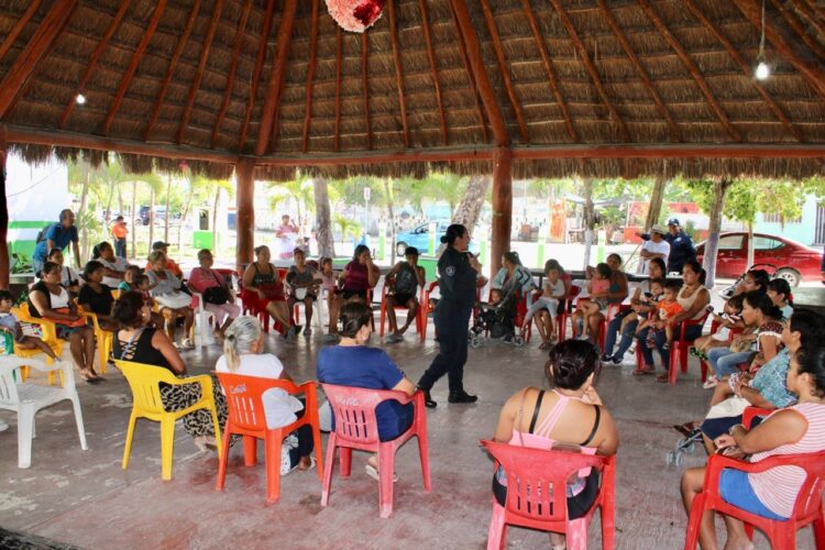 Seguridad Pública de Puerto Morelos imparte pláticas a mujeres a través del grupo Geavig