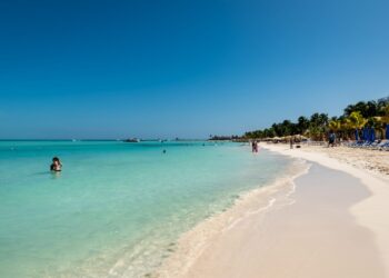 Mantiene Atenea Gómez limpias y libres de sargazo las playas de Isla Mujeres