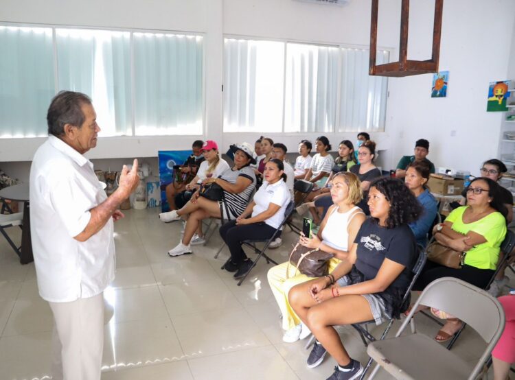 Promueve Atenea Gómez cultura y tradiciones entre las familias de Isla Mujeres