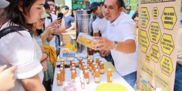 Conocen estudiantes de la Unicaribe en Leona Vicario procesos de producción de la miel y tilapia