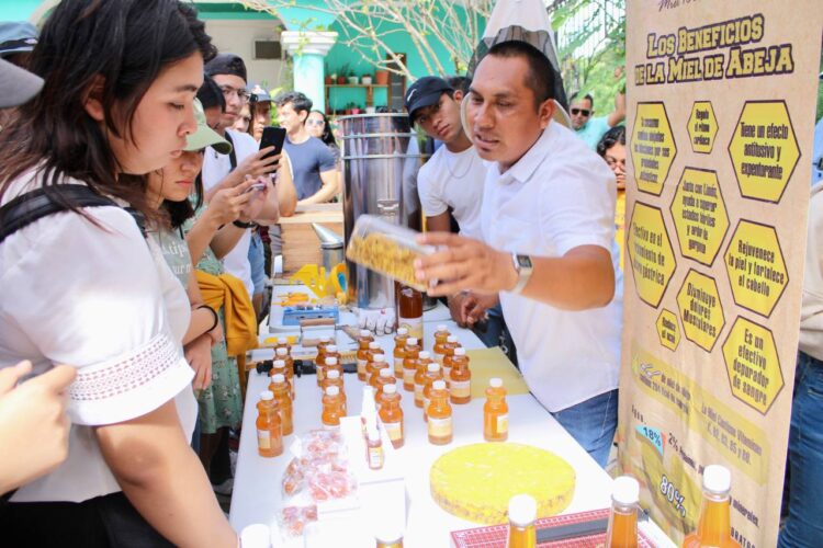 Conocen estudiantes de la Unicaribe en Leona Vicario procesos de producción de la miel y tilapia