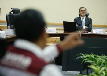 Lorenzo Córdova abre sesión extraordinaria del INE; arremete contra el "Plan B"