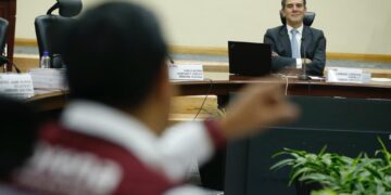 Lorenzo Córdova abre sesión extraordinaria del INE; arremete contra el "Plan B"
