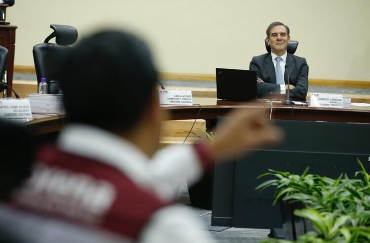 Lorenzo Córdova abre sesión extraordinaria del INE; arremete contra el "Plan B"