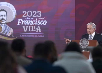 AMLO pide acabar con concentración de riqueza en Cumbre por Democracia