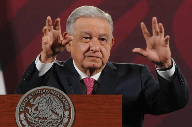 Se cuenta con una estrategia específica para enfrentar delitos contra las mujeres: AMLO