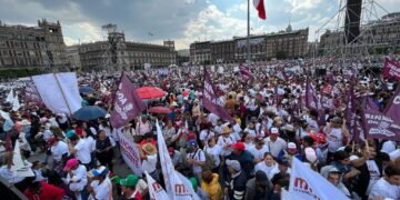 Inundan miles de personas el Zócalo de la CDMX para conmemorar aniversario de la expropiación petrolera