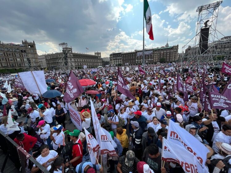 Inundan miles de personas el Zócalo de la CDMX para conmemorar aniversario de la expropiación petrolera