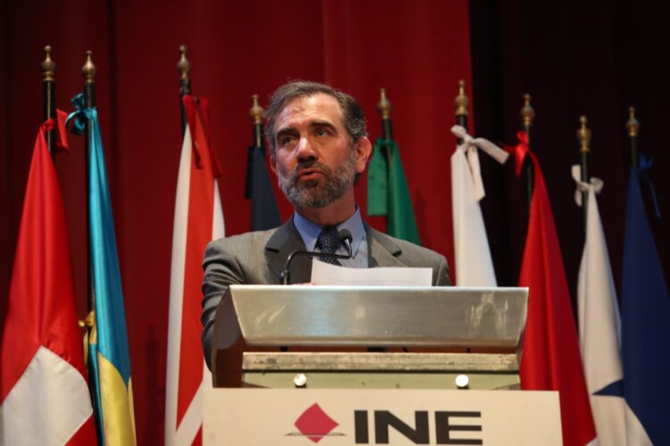 Previo a salir del INE, Lorenzo Córdova lleva a cabo una gira en EE.UU.