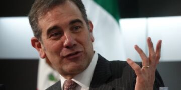 El pueblo paga gira de Lorenzo Córdova para “conspirar” contra México: AMLO