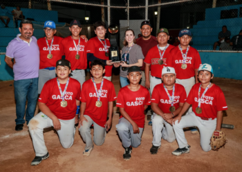 Premia Atenea Gómez a la Liga Infantil y Juvenil de Béisbol Andrés "La Huevita" García