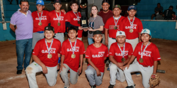 Premia Atenea Gómez a la Liga Infantil y Juvenil de Béisbol Andrés "La Huevita" García