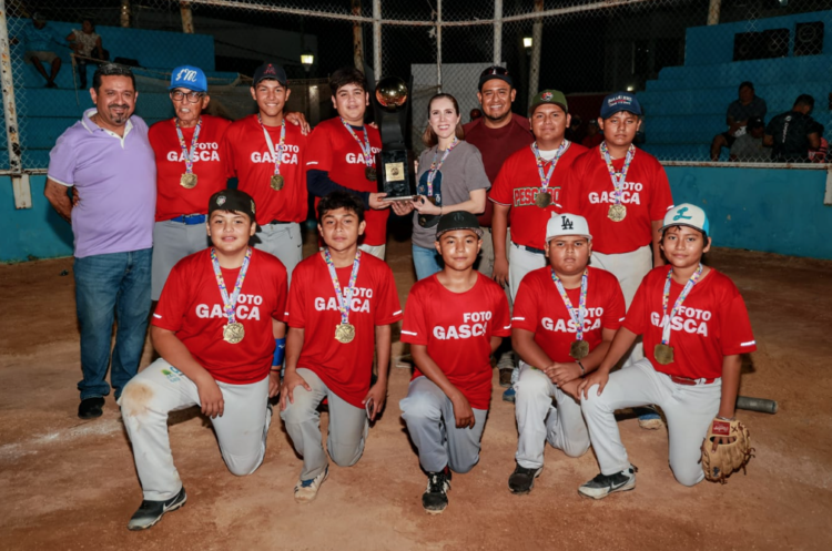 Premia Atenea Gómez a la Liga Infantil y Juvenil de Béisbol Andrés "La Huevita" García