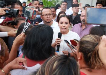 Ana Paty Peralta atiende a ciudadanos de colonias no municipalizadas