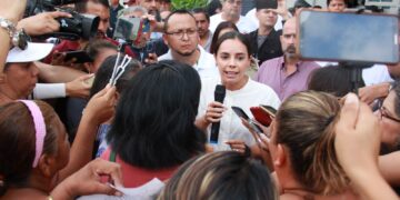 Ana Paty Peralta atiende a ciudadanos de colonias no municipalizadas