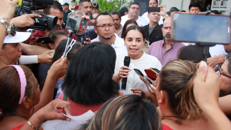 Ana Paty Peralta atiende a ciudadanos de colonias no municipalizadas