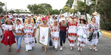 Ana Paty Peralta encabeza desfile de cancunenses con más de 13 mil participantes