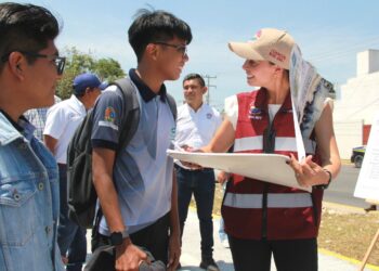 Recorre Ana Paty Peralta la Supermanzana 253 y atiende a vecinos