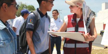 Recorre Ana Paty Peralta la Supermanzana 253 y atiende a vecinos