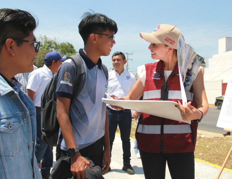 Recorre Ana Paty Peralta la Supermanzana 253 y atiende a vecinos